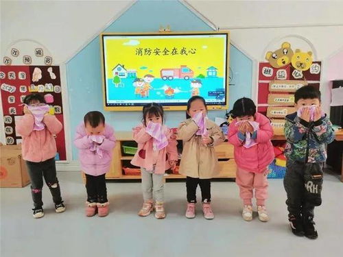 消防演练进幼儿园 萌娃有模有样学逃生