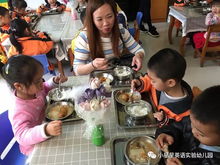 园长 家长进班陪餐,为幼儿园食品安全保驾护航